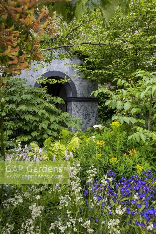 Voir la plantation passée au temple sur le - Myeloma UK - A Life Worth Living Garden - designer Chris Beardshaw - RHS Chelsea Flower Show 2023