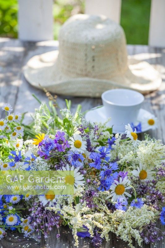 Bouquet de fleurs d'été contenant des marguerites, des bleuets, des grandes vergerettes et des Persicaria.