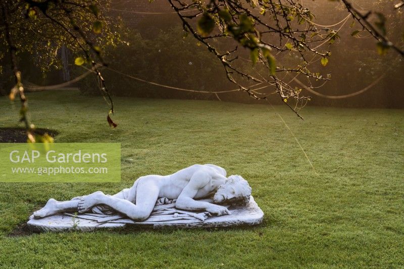 Statue en marbre dans le jardin clos de Parham House en septembre
