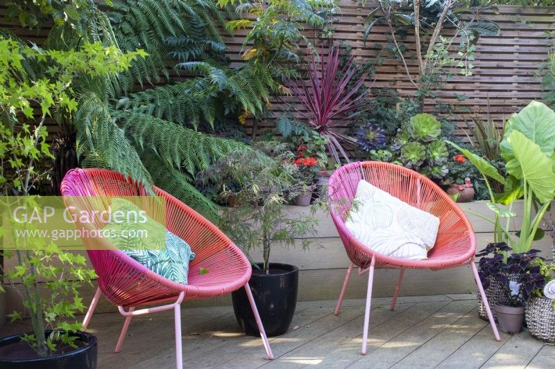 Des sièges circulaires et lumineux ajoutent de la couleur au jardin d'April House, Gloucestershire.