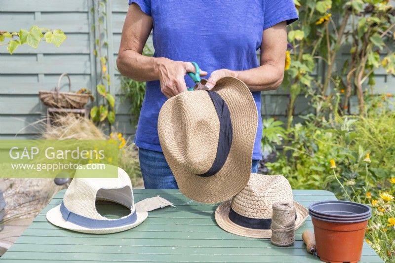 Femme coupant des trous à l'arrière des chapeaux pour créer de l'espace pour la plante