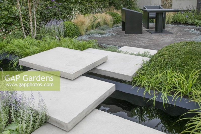 Pont menant au coin salon dans « Shades of Grey » au BBC Gardener's World Live 2021 - jardin urbain contemporain utilisant différents matériaux d'aménagement paysager gris et durs, août