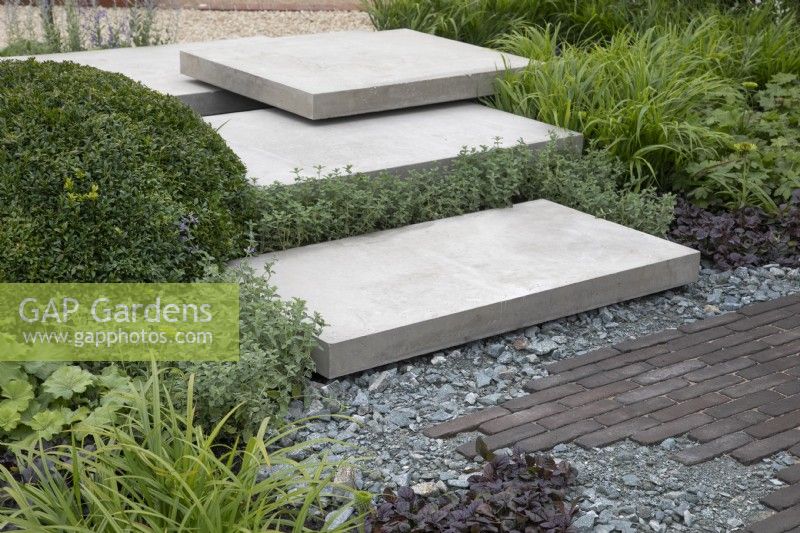 'Shades of Grey' au BBC Gardener's World Live 2021 - jardin urbain contemporain utilisant différents matériaux d'aménagement paysager gris et durs, août