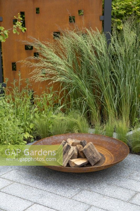 Foyer et écran métallique dans le jardin « High Line » au BBC Gardeners World Live 2019, juin