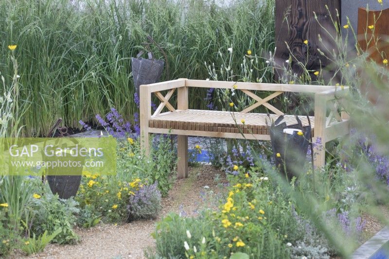 Coin salon dans le jardin « Oasis of Peace » au BBC Gardeners World Live 2019, juin