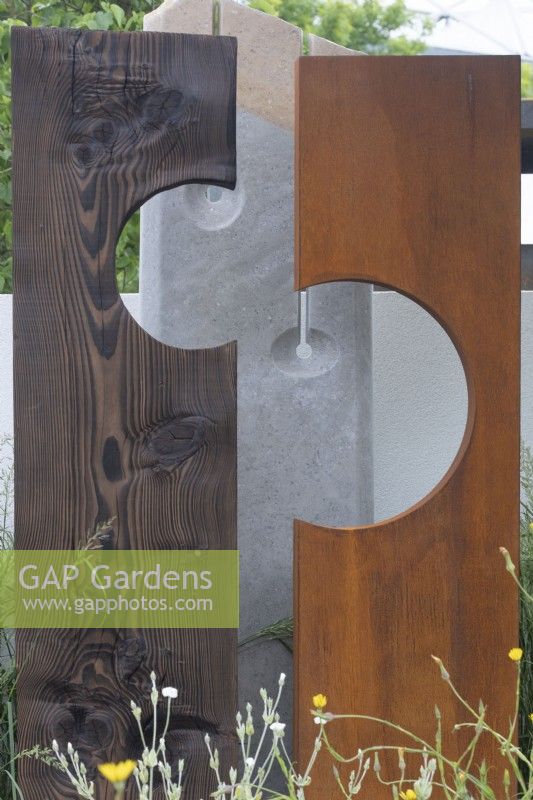 Sculpture en bois dans le jardin « Oasis of Peace » au BBC Gardeners World Live 2019, juin