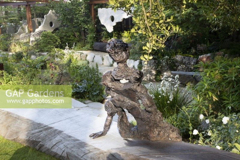 Sculpture en bronze du sculpteur Andrew Litten - L'écoute donne sur le jardin contemporain moderne conçu par Darren Hawkes