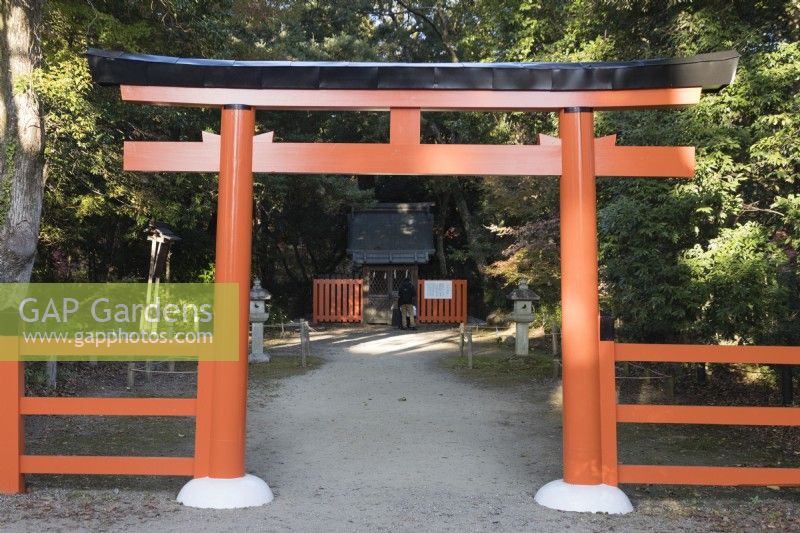 Arche en bois peinte en orange menant au sanctuaire Nakagari. 