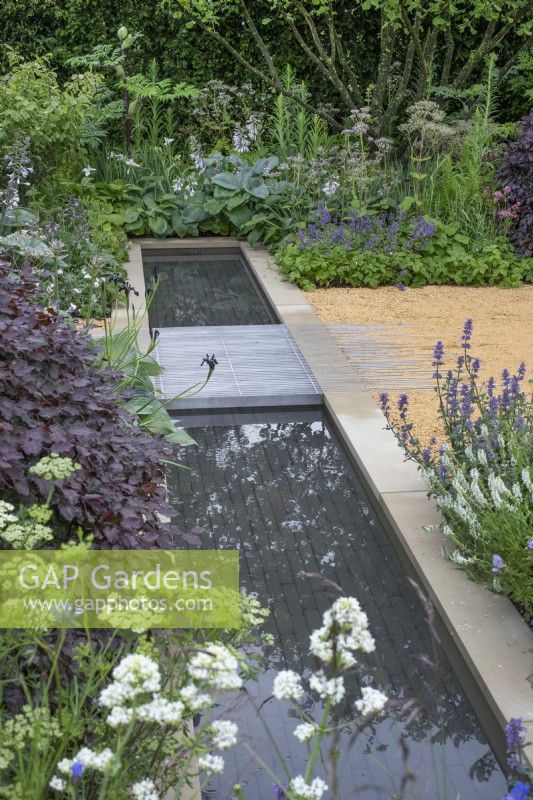Le ruisseau entouré de plantes vivaces mixtes dans « The Wedgwood Garden » au RHS Chatsworth Flower Show 2019, juin 