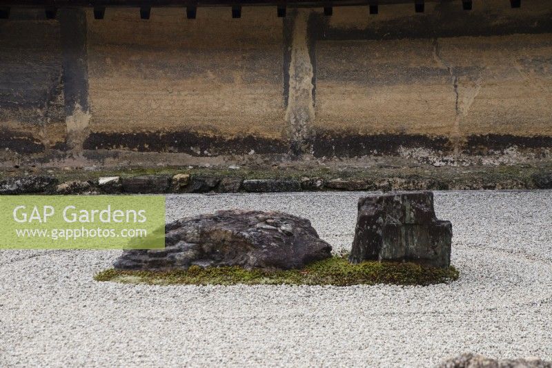 Le Rock Garden avec du gravier ratissé et des pierres placées dans l'île de mousse. Murs d'argile. 