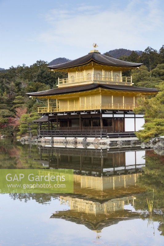 Vue du Pavillon d'Or sur l'étang de Kyoko. 