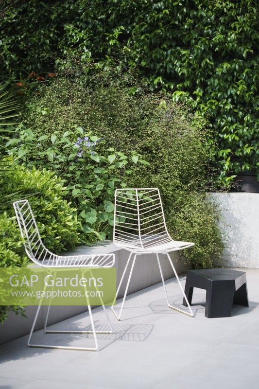 Chaises de jardin modernes en métal blanc et table basse noire 