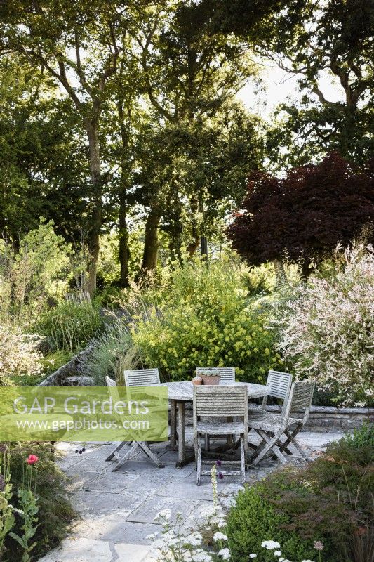 Coin salon dans un jardin de campagne en juillet 