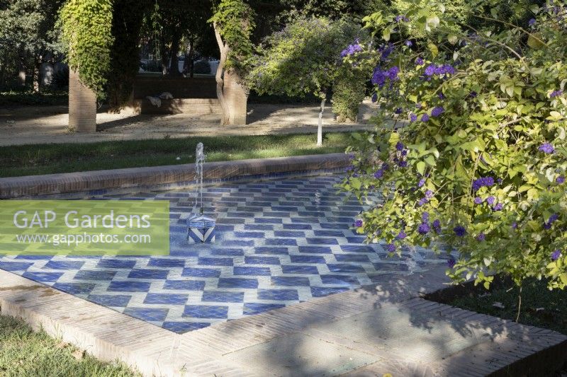 Une piscine carrelée bleu et blanc avec deux fontaines. Parque de Maria Luisa, Séville, Espagne. Septembre 