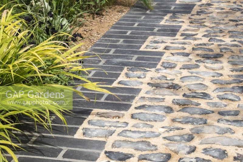 Brique grise et chemin pavé avec Hakonechloa macra - designer Lucy Taylor - The Traditional Townhouse Garden - RHS Hampton court Palace Garden Festival. 