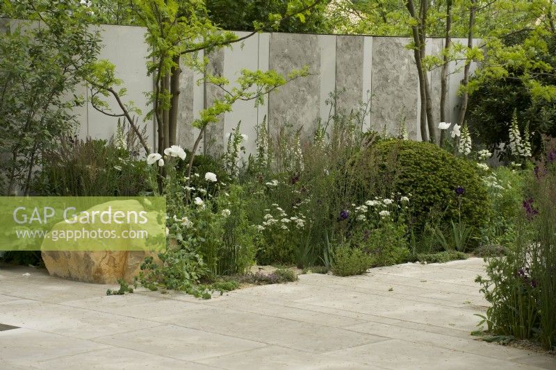 RHS Chelsea Flower Show 2023 - Parterre de fleurs avec plantation de plantes vivaces - Jardin de transcendance Memoria et GreenAcres conçu par Gavin McWilliam et Andrew Wilson Argent doré 