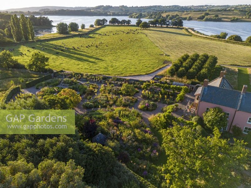 Vue aérienne du jardin sec avec le lac Blagdon au jardin biologique de Holt Farm 