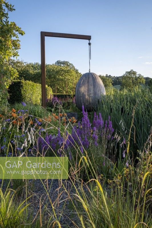 Le siège « œuf » en chêne courbé à la vapeur du Chelsea Flower Show 2021 occupe une place centrale dans le jardin sec de Holt Farm Gardens, Somerset 
