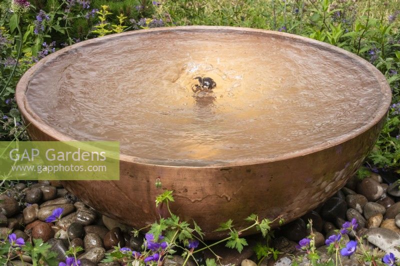 Jeu d'eau circulaire en cuivre avec fontaine à bulles. Designer Penelope Hill Smith - Jardin botanique des parfums de Wilton London - RHS Hampton court Palace Garden Festival. 