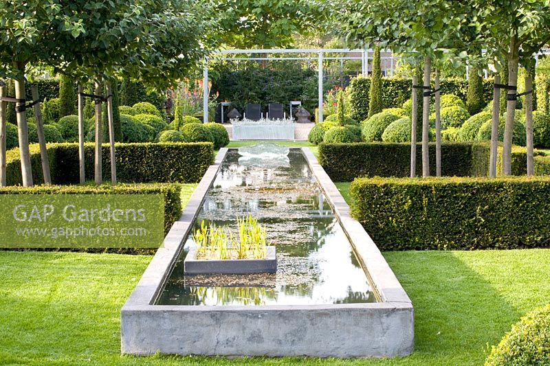 Jardin à la française avec bassin d'eau 