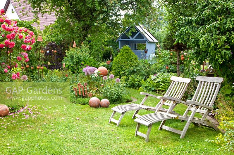 Jardin de maison de campagne avec rose Rosarium Uetersen 
