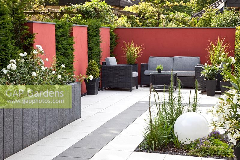 Jardin moderne avec sièges et panneaux muraux 