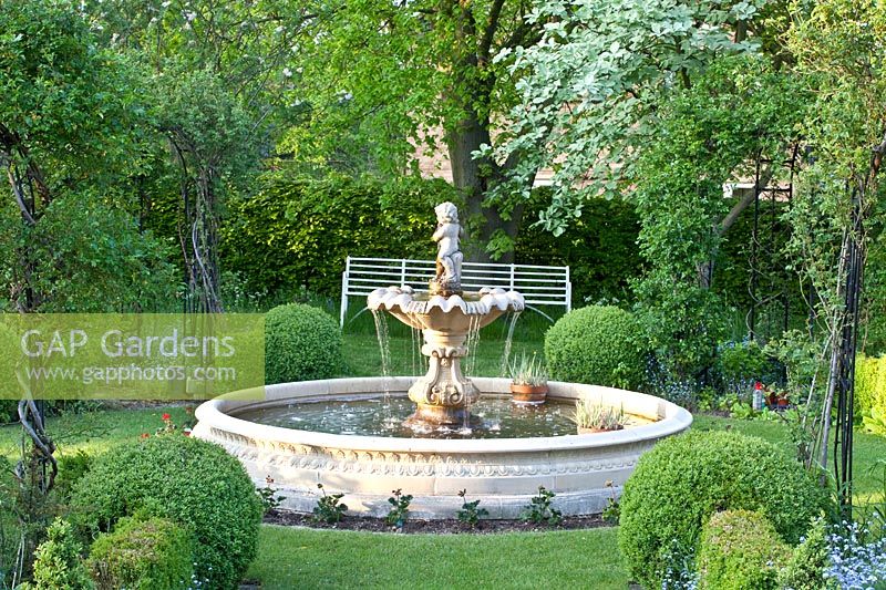 Jardin à la française avec fontaine, Sorbus aria, Tilia cordata 