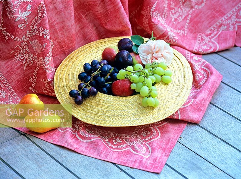 Chapeau avec des fruits 