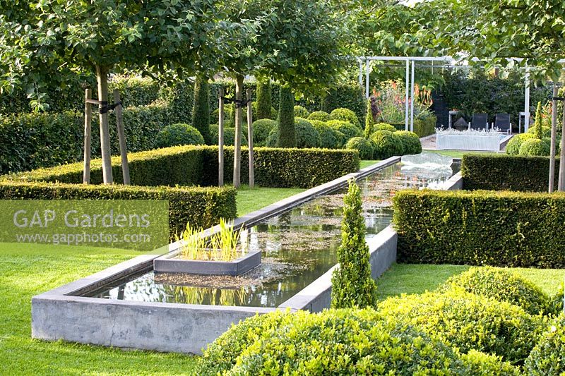 Jardin à la française avec bassin d'eau 