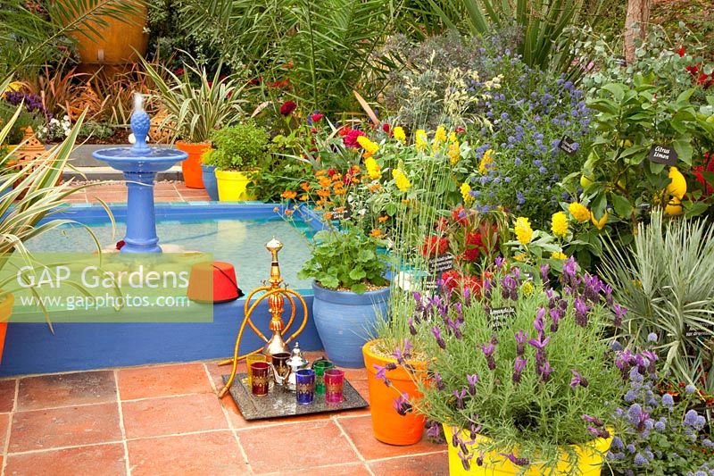 Jardin/terrasse oriental avec pots colorés 