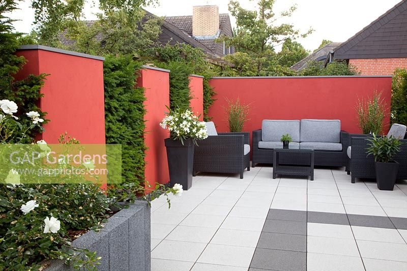 Jardin moderne avec sièges et panneaux muraux 