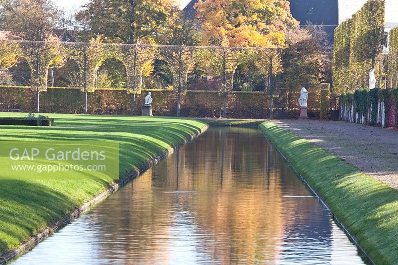 Avenue des Tilleuls et canal dans le jardin du château de Schwetzingen, Tilia cordata 