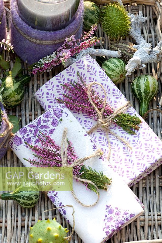 Bouquets de bruyère comme décorations de serviettes, Calluna vulgaris Gina 