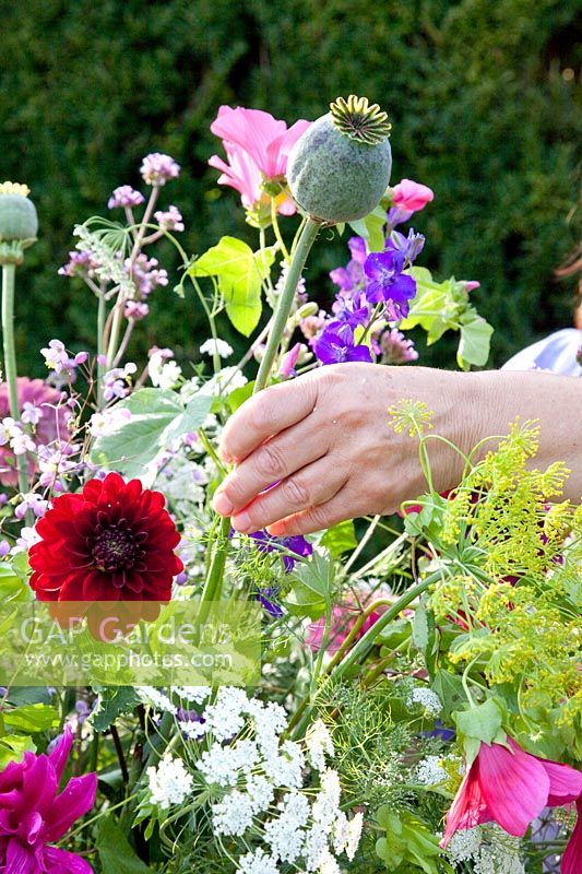 Réalisez un bouquet de fleurs du jardin, insérez des capsules de coquelicot 