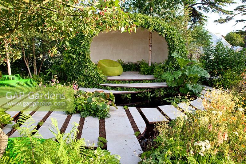 Jardin moderne avec étang et coin salon 