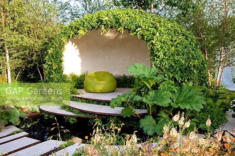 Jardin moderne avec étang et coin salon 