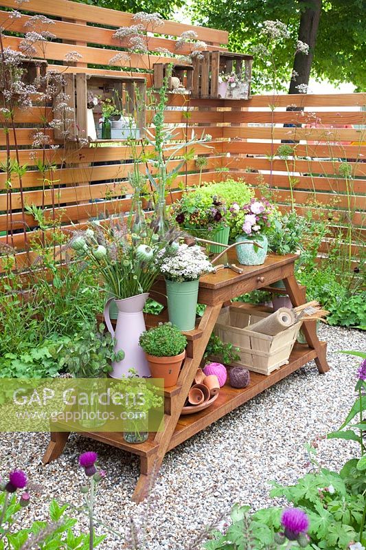 Table à plantes et étagères sur un mur en bois 