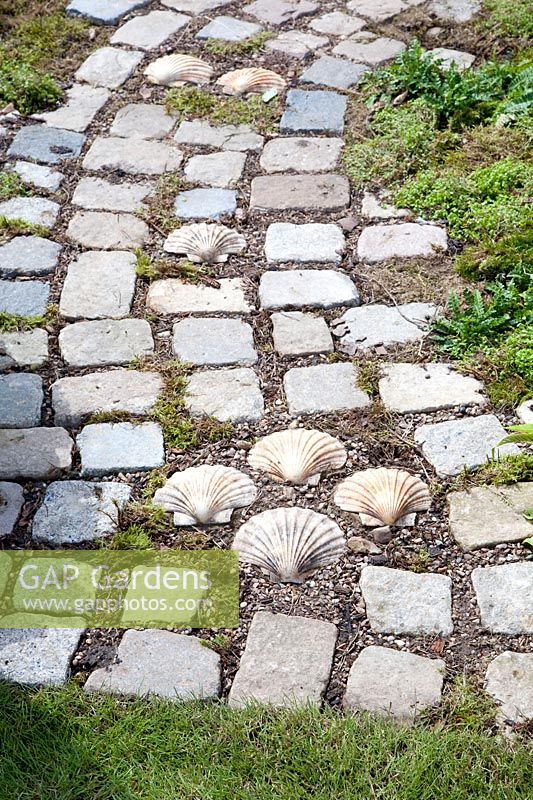 Chemin avec coquilles Saint-Jacques et pavé en pierre naturelle 