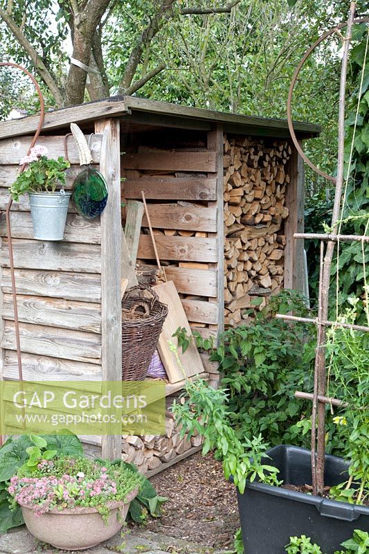 Cabanon avec bois de chauffage 