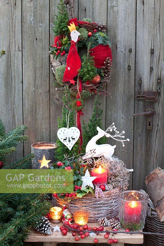 Décoration de Noël avec couronne de porte, baies factices et conifères nains, Gaultheria, Coniferales 