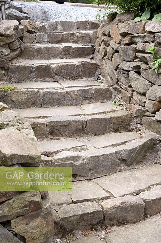 Escaliers en pierre dans le jardin à flanc de colline 