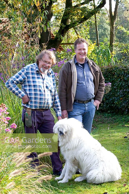Les propriétaires du jardin Gisbert et Ralph Hüls avec le chien de montagne des Pyrénées Vito 