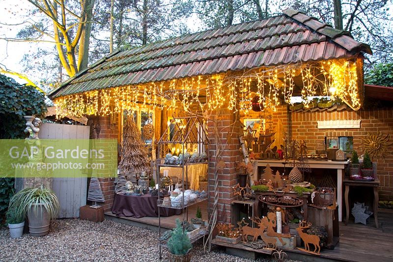 Cabane de jardin décorée pour Noël 