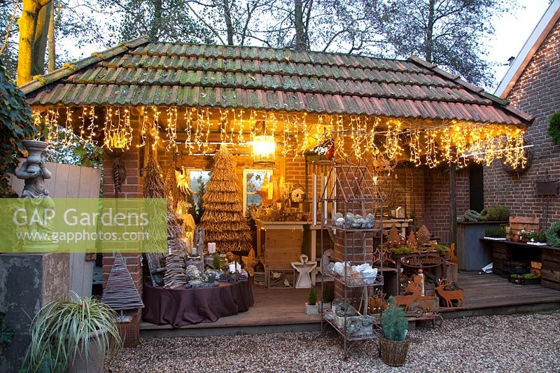 Cabane de jardin décorée pour Noël 