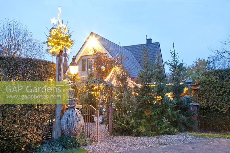 Entrée éclairée par Noël au jardin Picker 