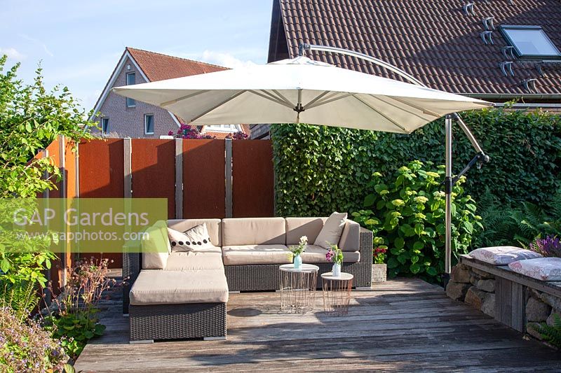 Jardin moderne avec mobilier de salon et parasol en porte-à-faux 