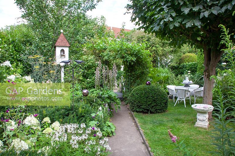 Jardin romantique avec châtaigniers, coin salon et pigeonnier 