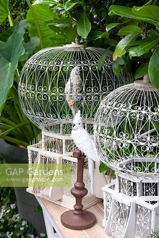 Cages à oiseaux vintage comme décorations de jardin 