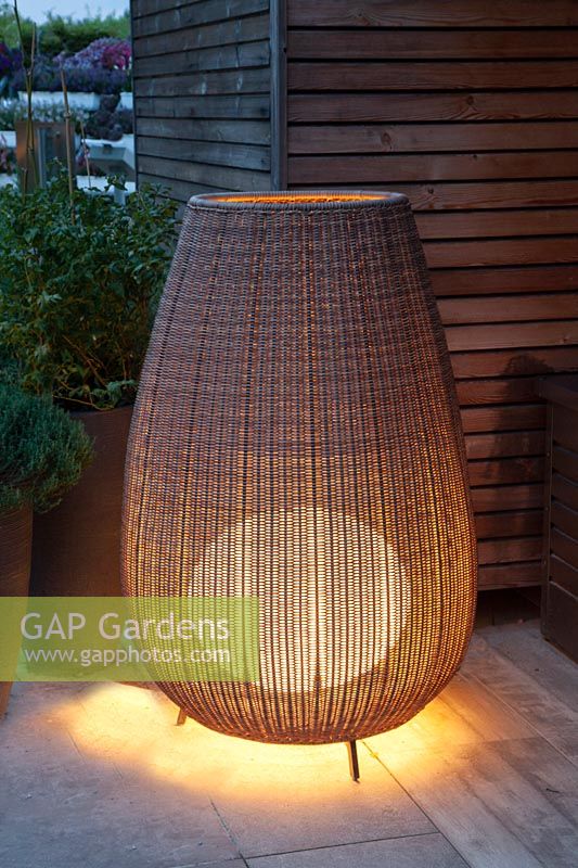 Lampe d'extérieur en maille plastique dans un jardin moderne 