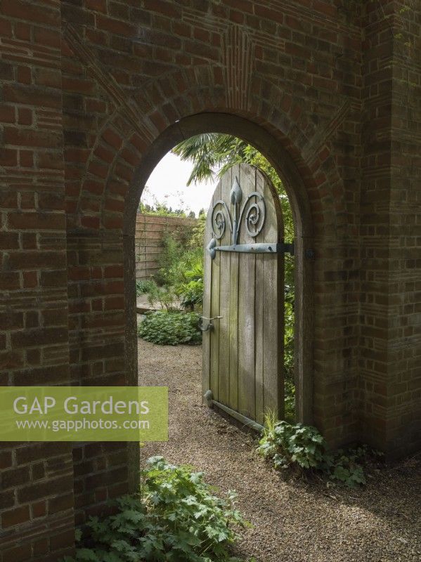 Porte et arche du jardin méditerranéen clos à East Ruston Old Vicarage Gardens 
